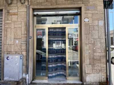 Eccoci adesso sulla lunga via don Bosco: al civico 3 Z, ad angolo con via Nitti lavora il 65enne Giuseppe Di Monte, uno dei barbieri �vecchio stampo� rimasti ancorati alle tecniche e all�arredamento di un tempo